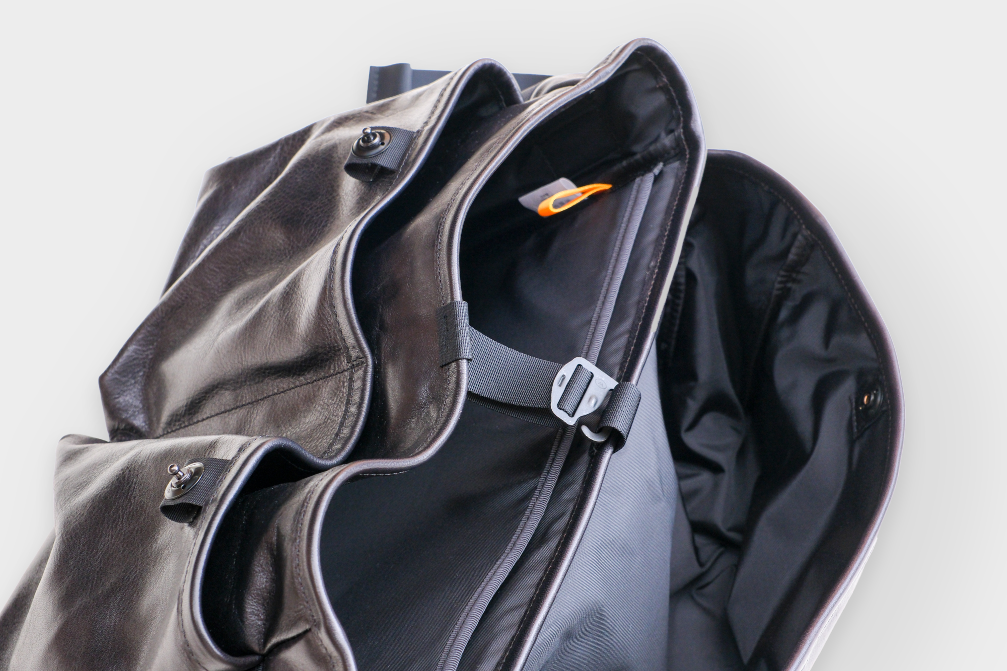 MAN-TLE  R20G4 "Mini Messenger" Black Hide