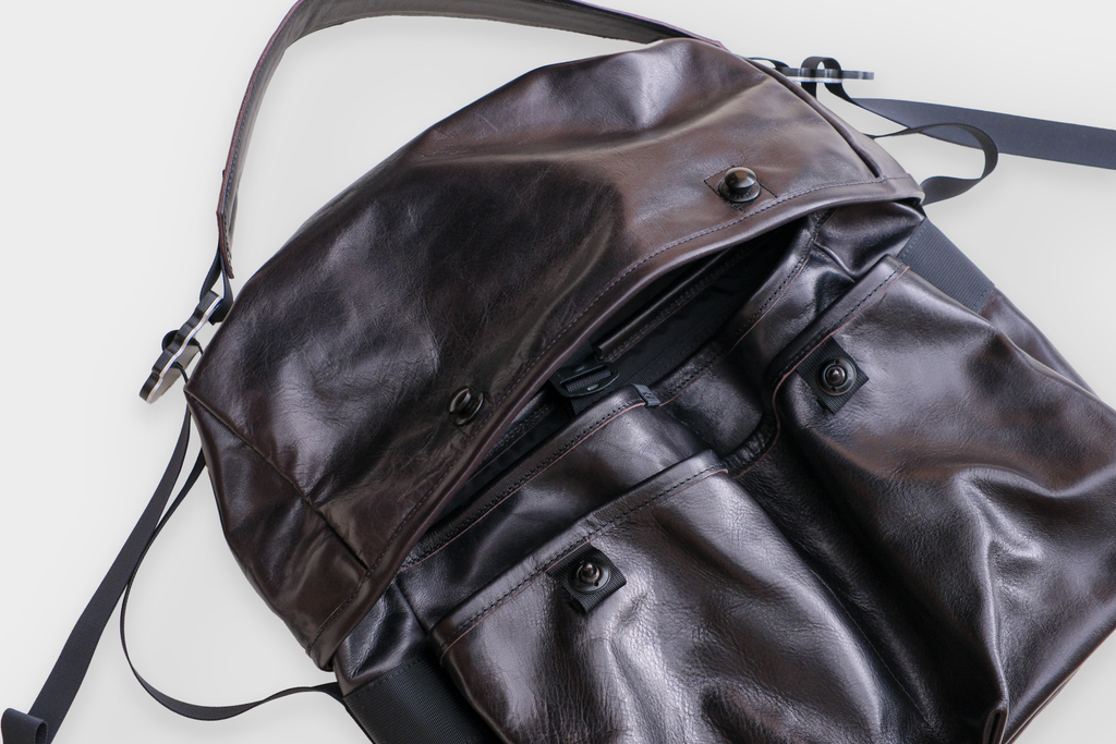 MAN-TLE  R20G4 "Mini Messenger" Black Hide