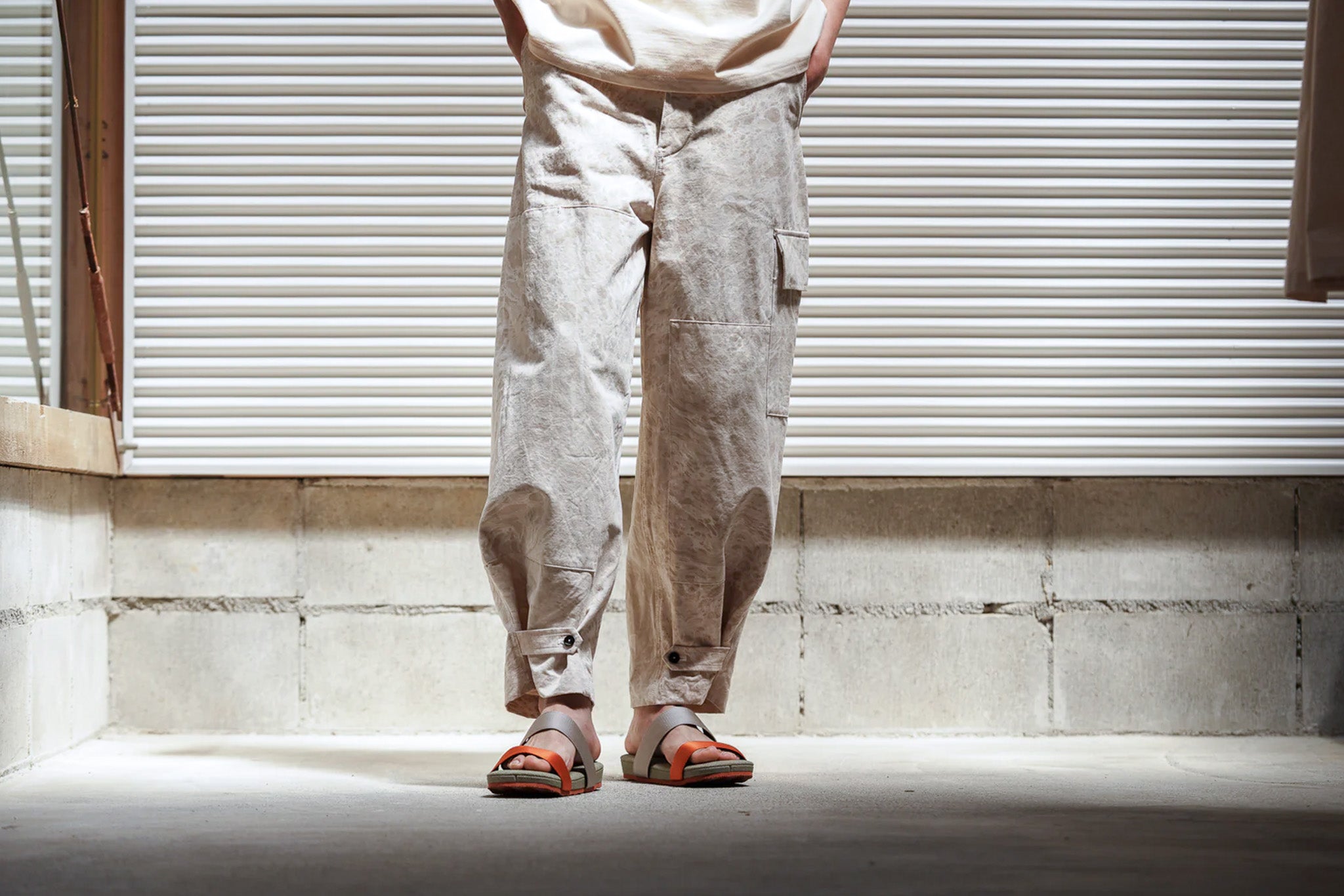 amachi. Double Knee Cargo Pants Suminagashi - Off White×White