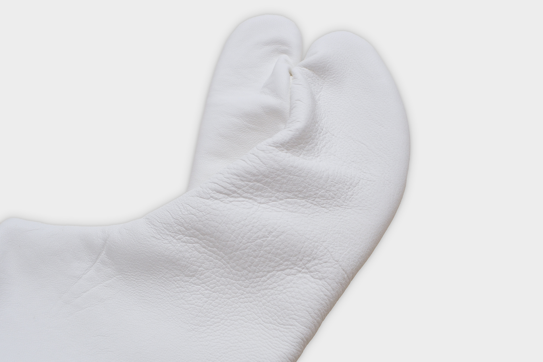 履物関づか 革足袋tanhi　White smooth  leather