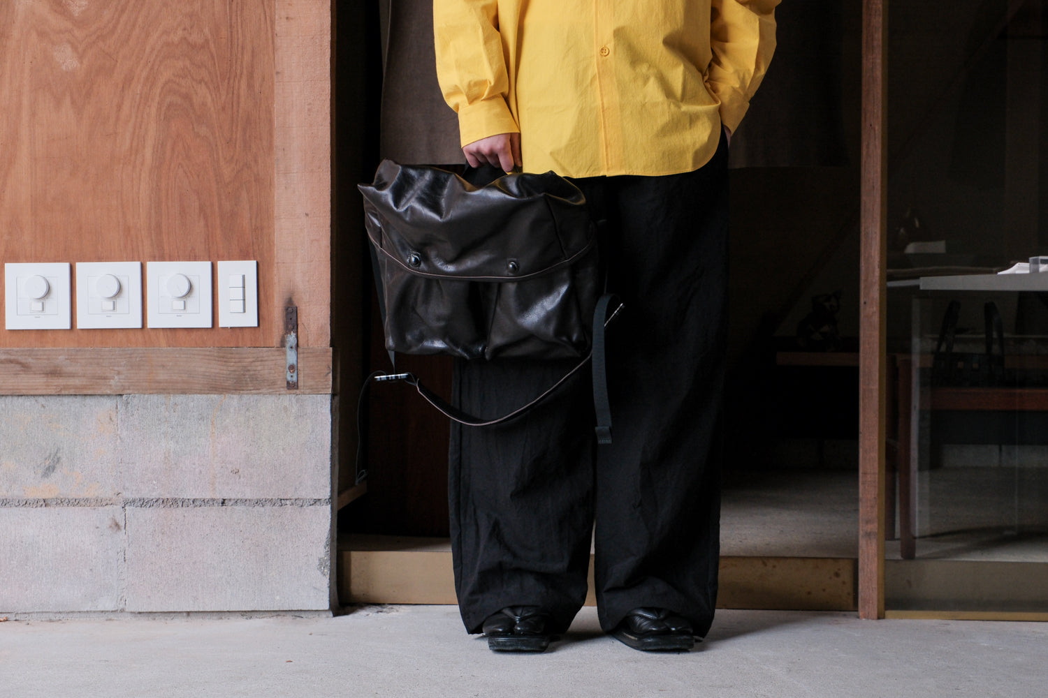 MAN-TLE  R20G4 "Mini Messenger" Black Hide