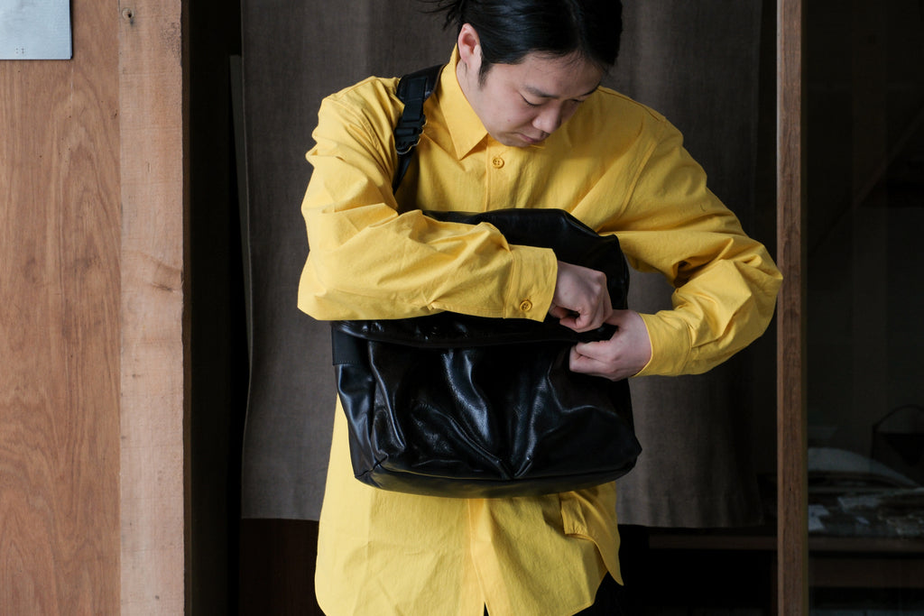 MAN-TLE  R20G4 "Mini Messenger" Black Hide