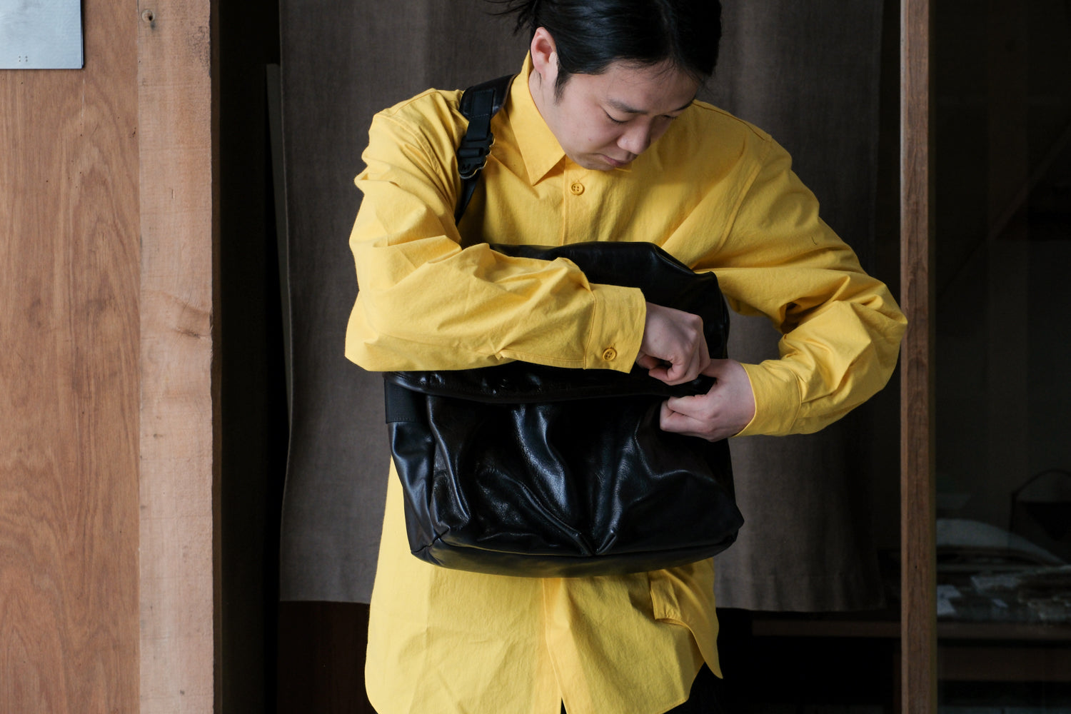 MAN-TLE  R20G4 "Mini Messenger" Black Hide