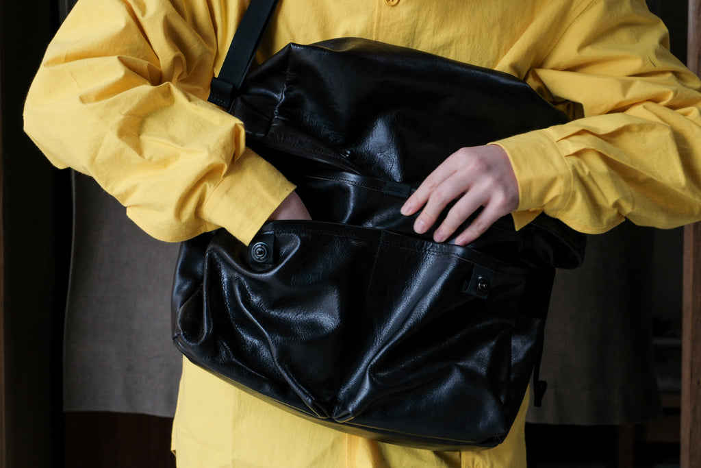 MAN-TLE  R20G4 "Mini Messenger" Black Hide