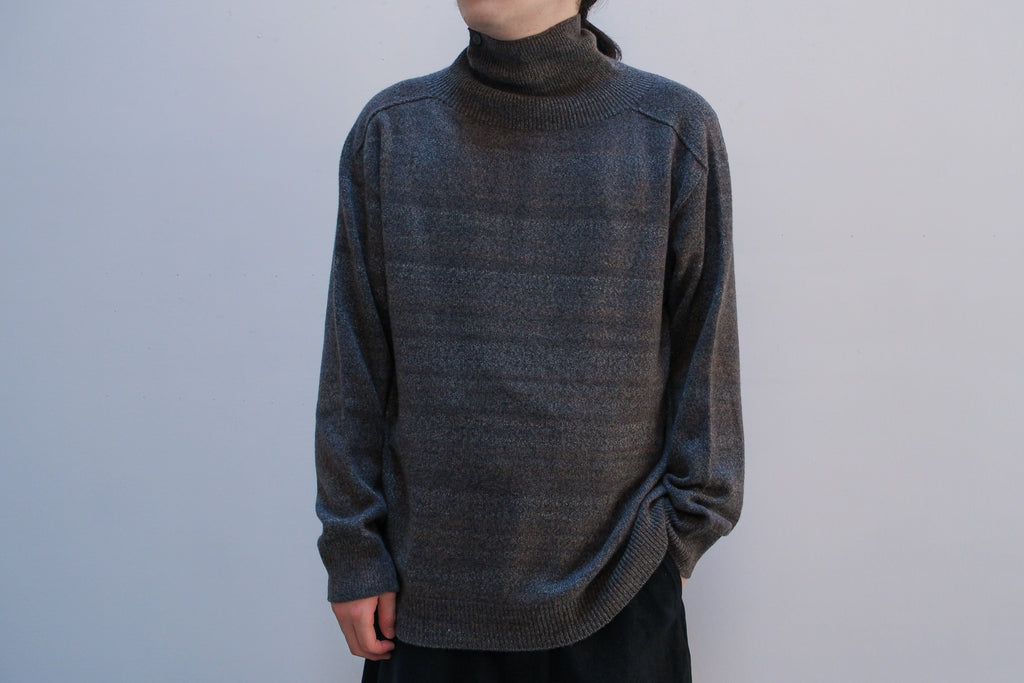 amachi.　Gradation High Neck Knit