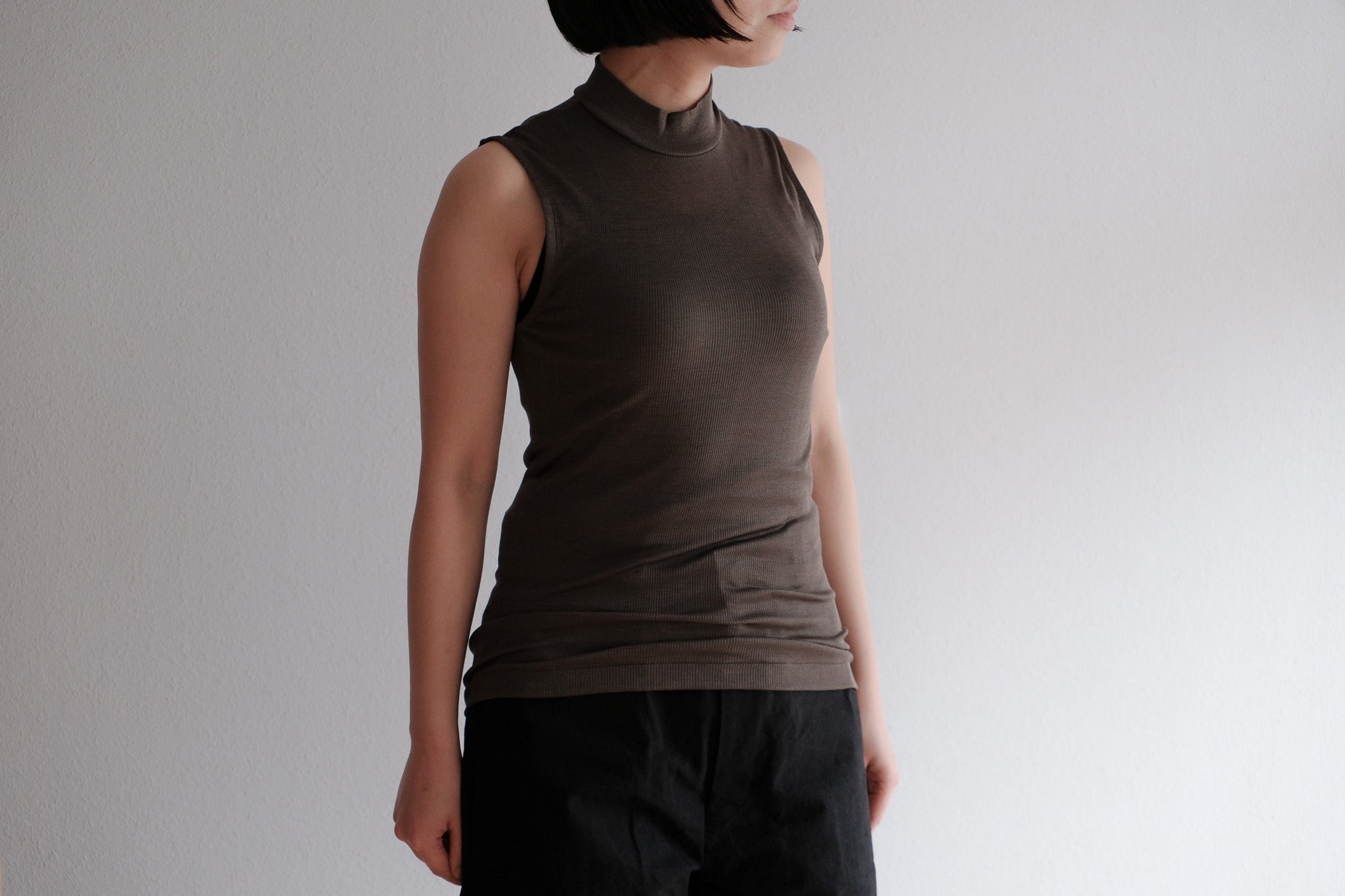 MALU　26SS COCO Sleeveless Mock Neck