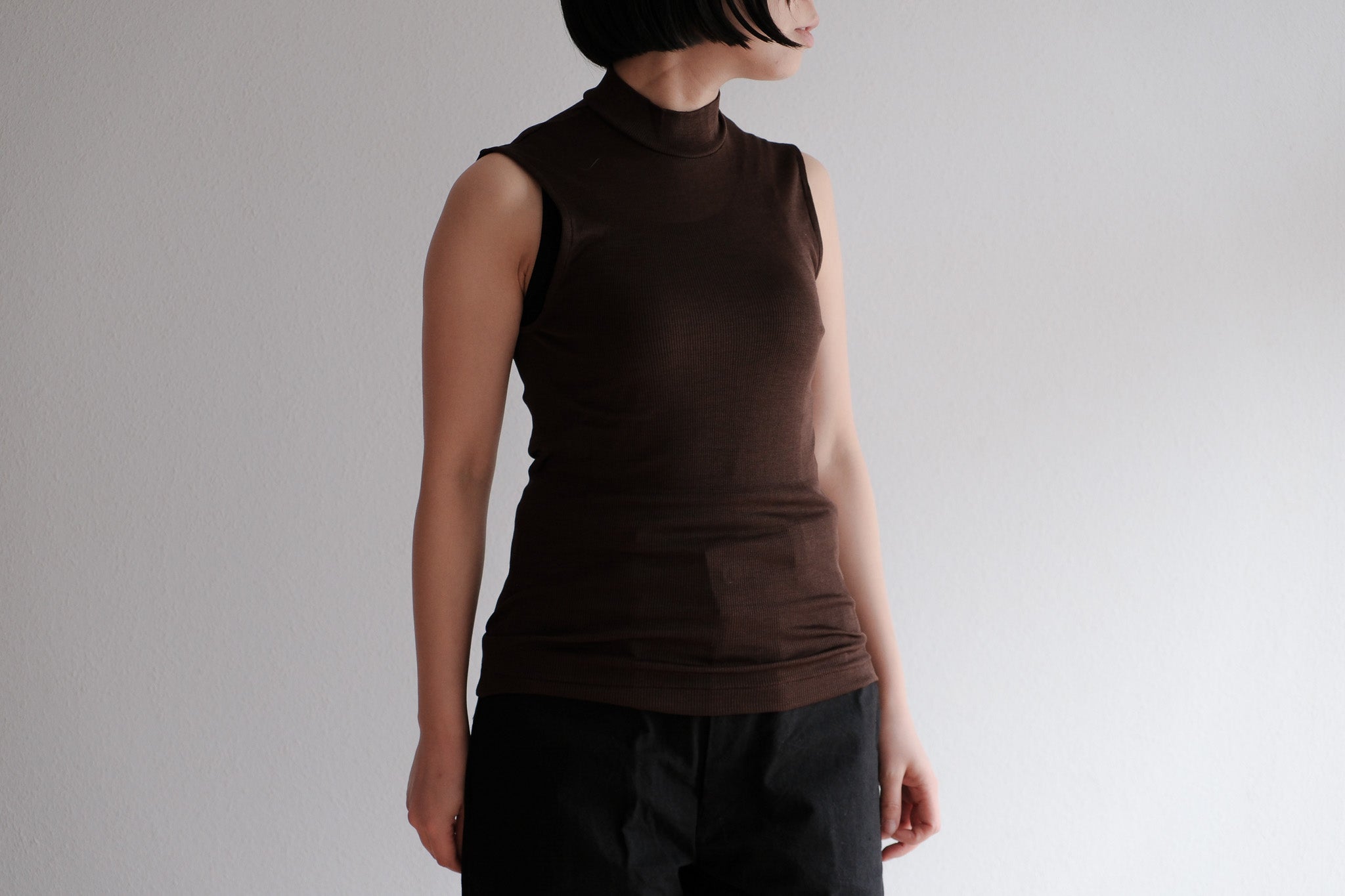 MALU　26SS COCO Sleeveless Mock Neck