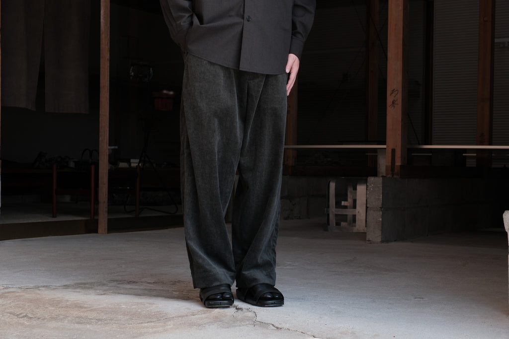 evan kinori　Two Pleat Pant Carbon Dyed Corduroy