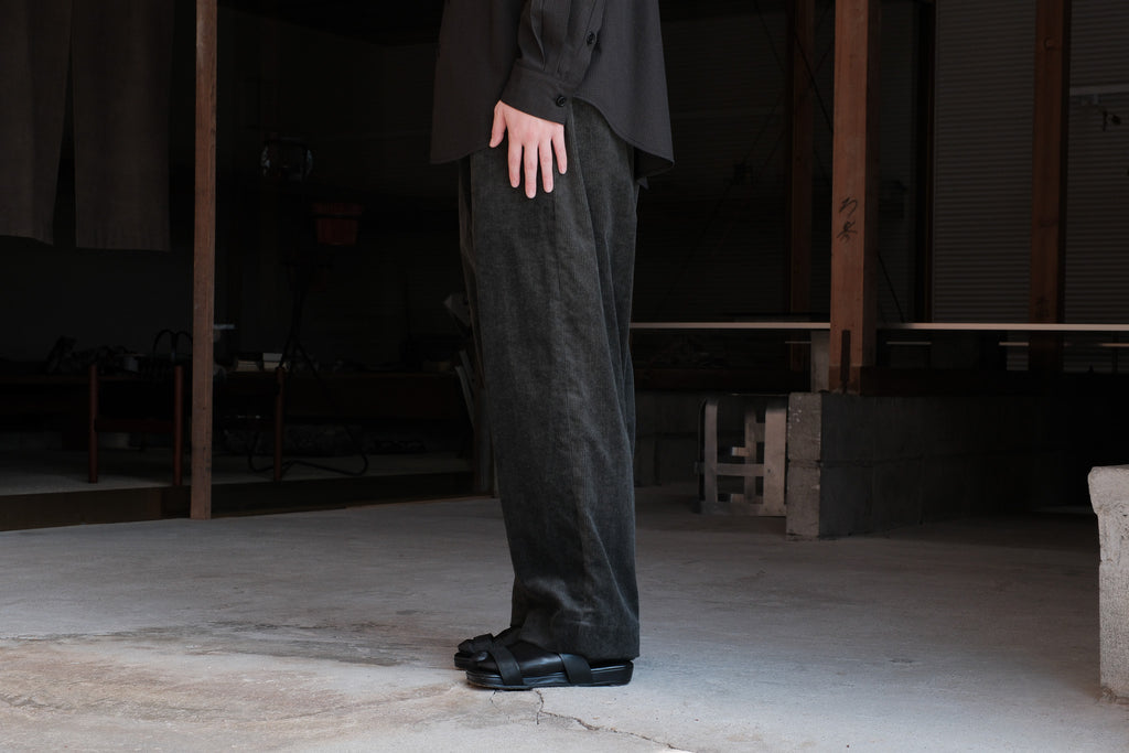 evan kinori　Two Pleat Pant Carbon Dyed Corduroy