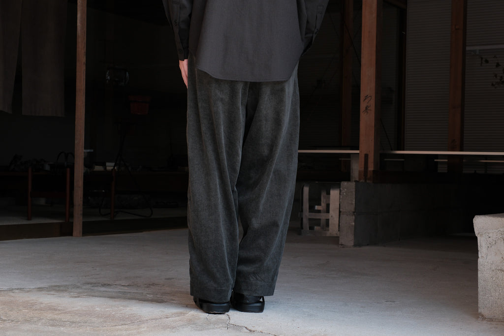 evan kinori　Two Pleat Pant Carbon Dyed Corduroy