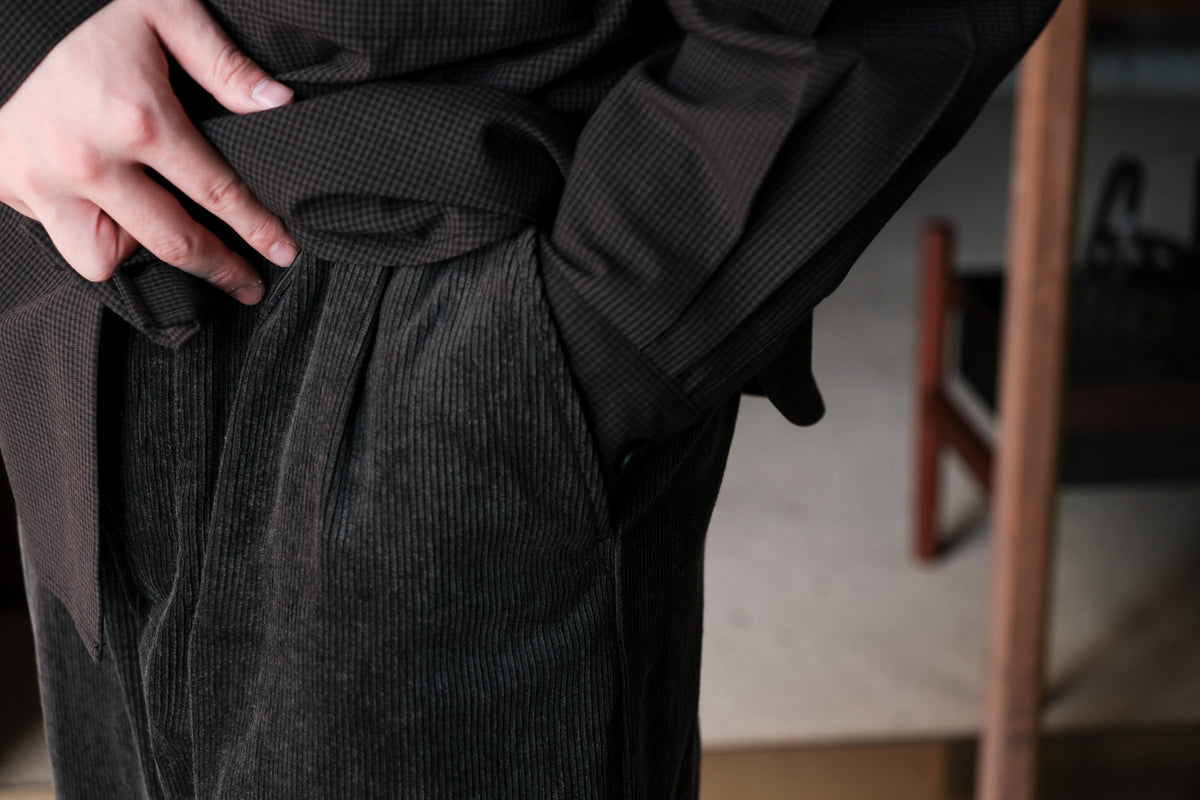 evan kinori　Two Pleat Pant Carbon Dyed Corduroy