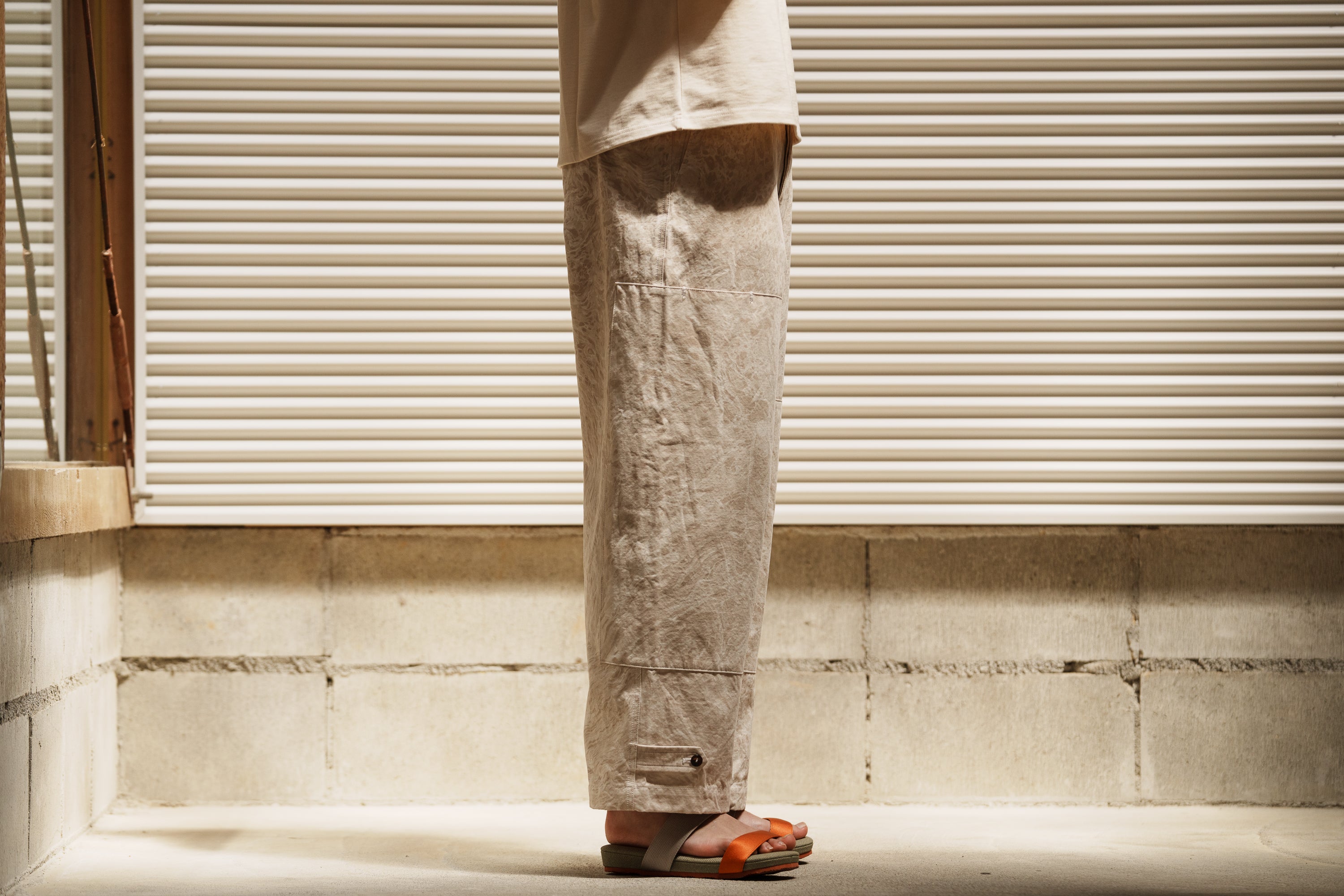 amachi. double knee cargo pants ベージュ amachi. Double Knee Cargo Pants Suminagashi - Off White