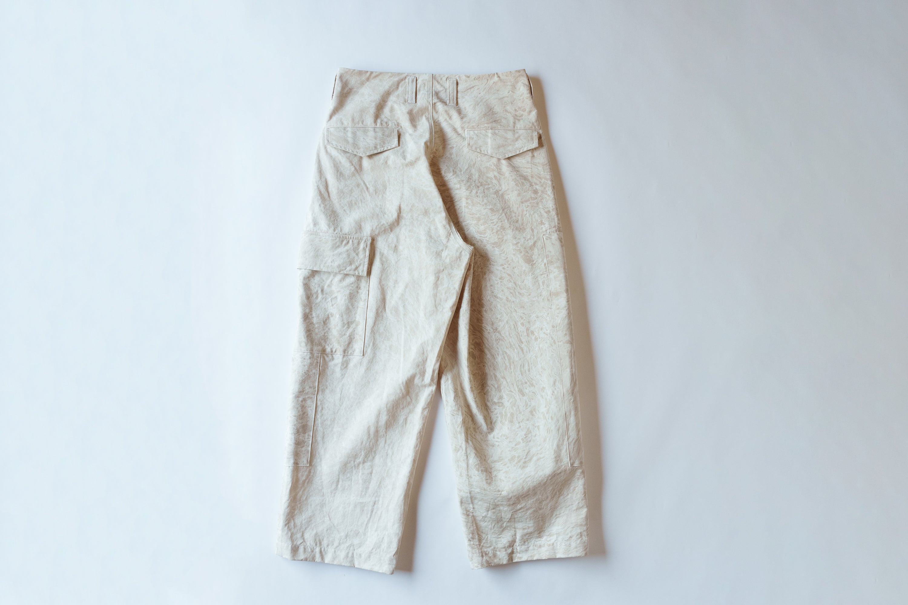 amachi. double knee cargo pants ベージュ amachi. Double Knee Cargo Pants Suminagashi - Off White